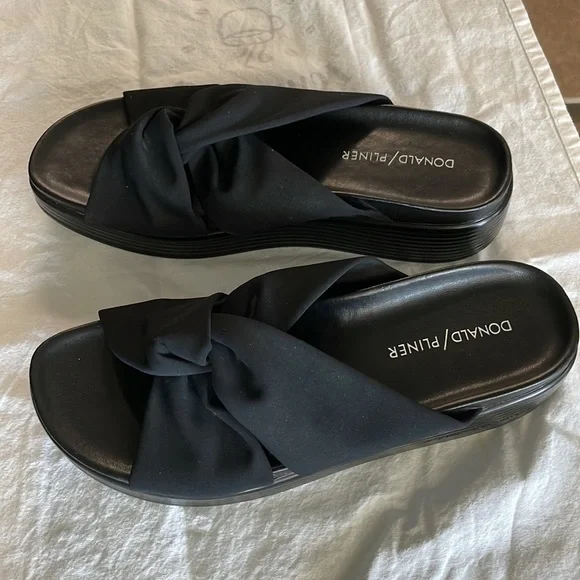 Donald J Pliner Folley slides. Size 6.5 - Picture 2 of 6